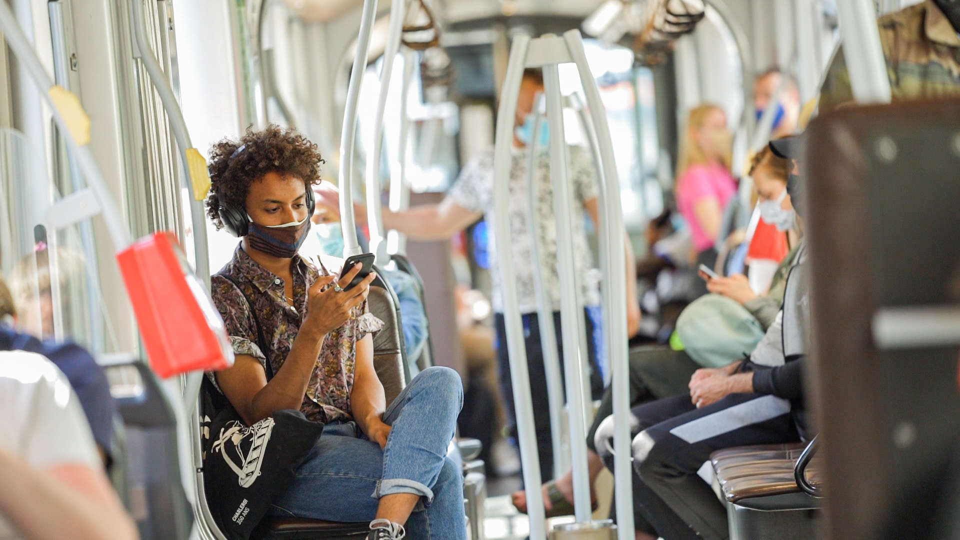 Verluchten in bus, tram en metro: hoe we ramen en deuren opengooien