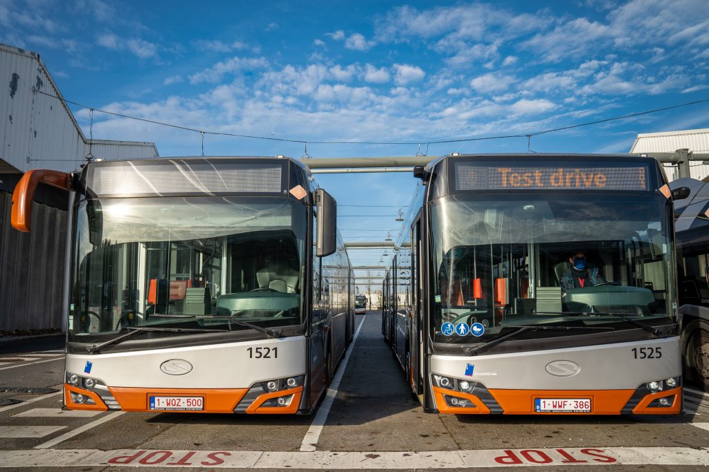 bus met grote  klassieke achteruitkijkspiegel en bus met kleine zijspiegelcamera