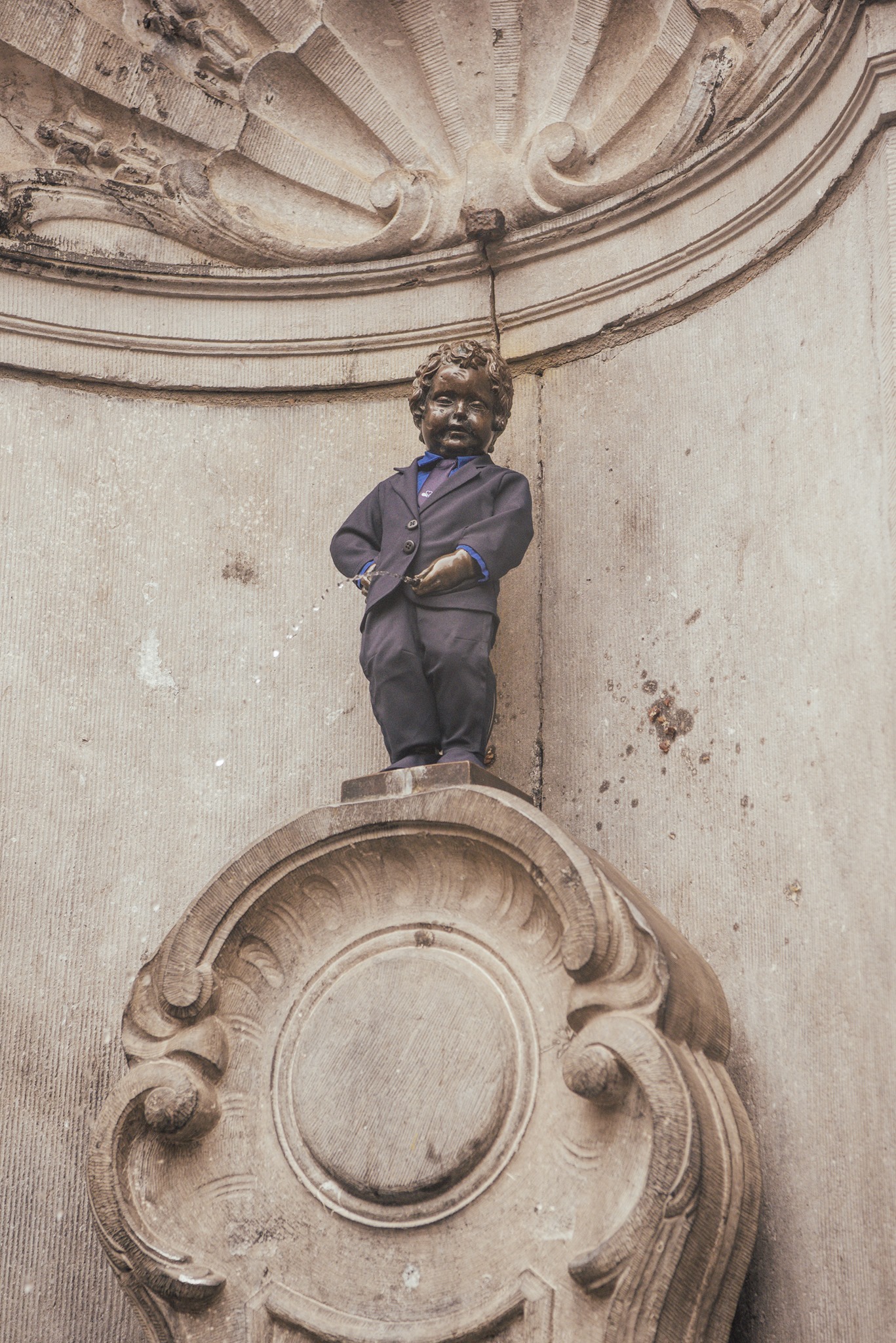 Manneken Pis trekt MIVB-uniformen aan