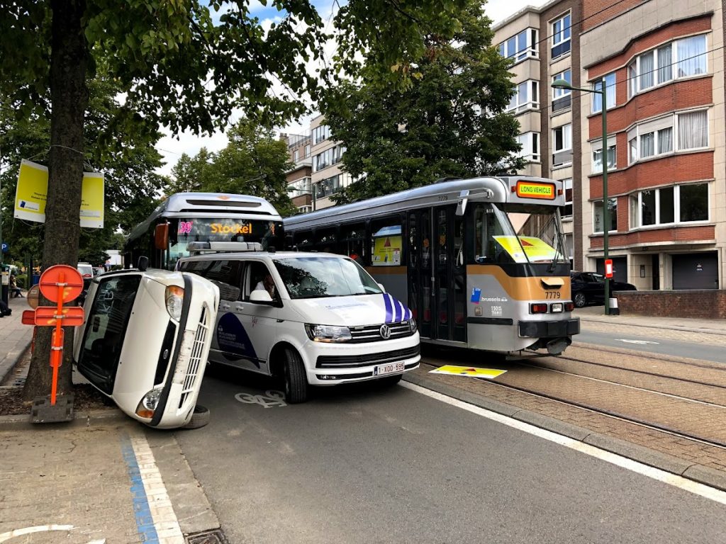 Simulatie ongeval met bus, tram, auto en politiecombi.