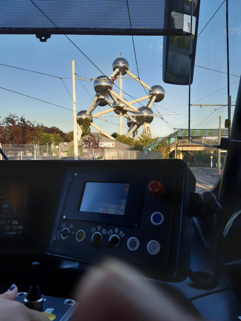 Stuurpost van tram TNG met zicht op Atomium
