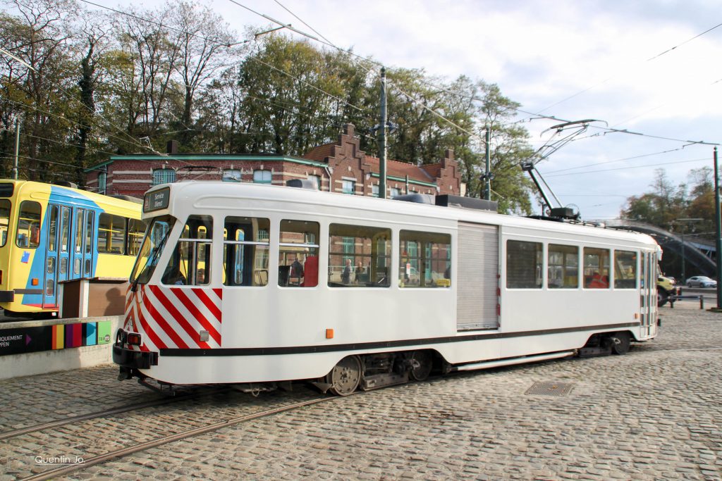 Voertuig 7019 vervoert zand en vult de voorraad aan in het station - Foto (c) Quentin Joschko