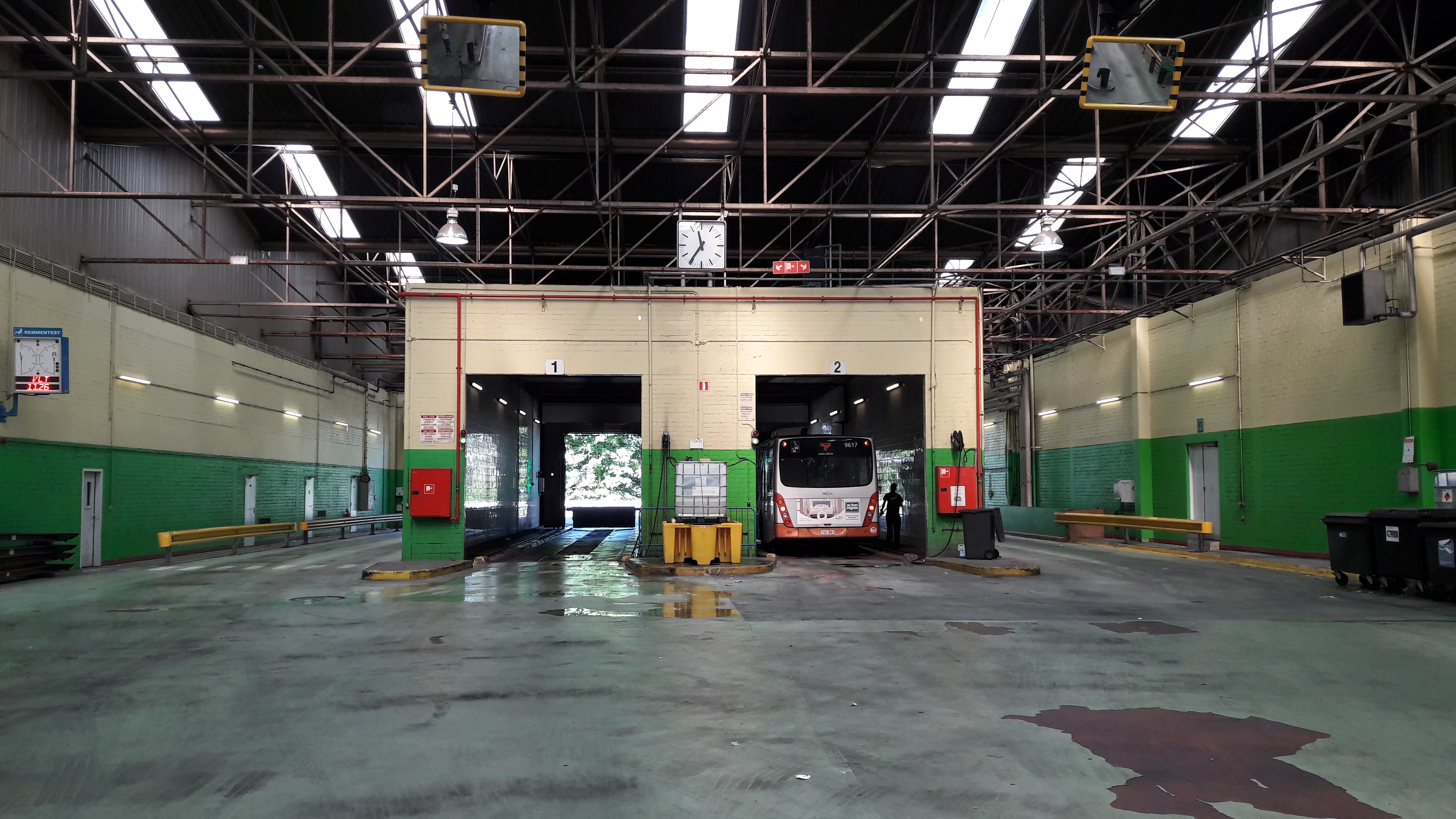 Rise and shine! Part 2: de schoonmaak van onze bussen