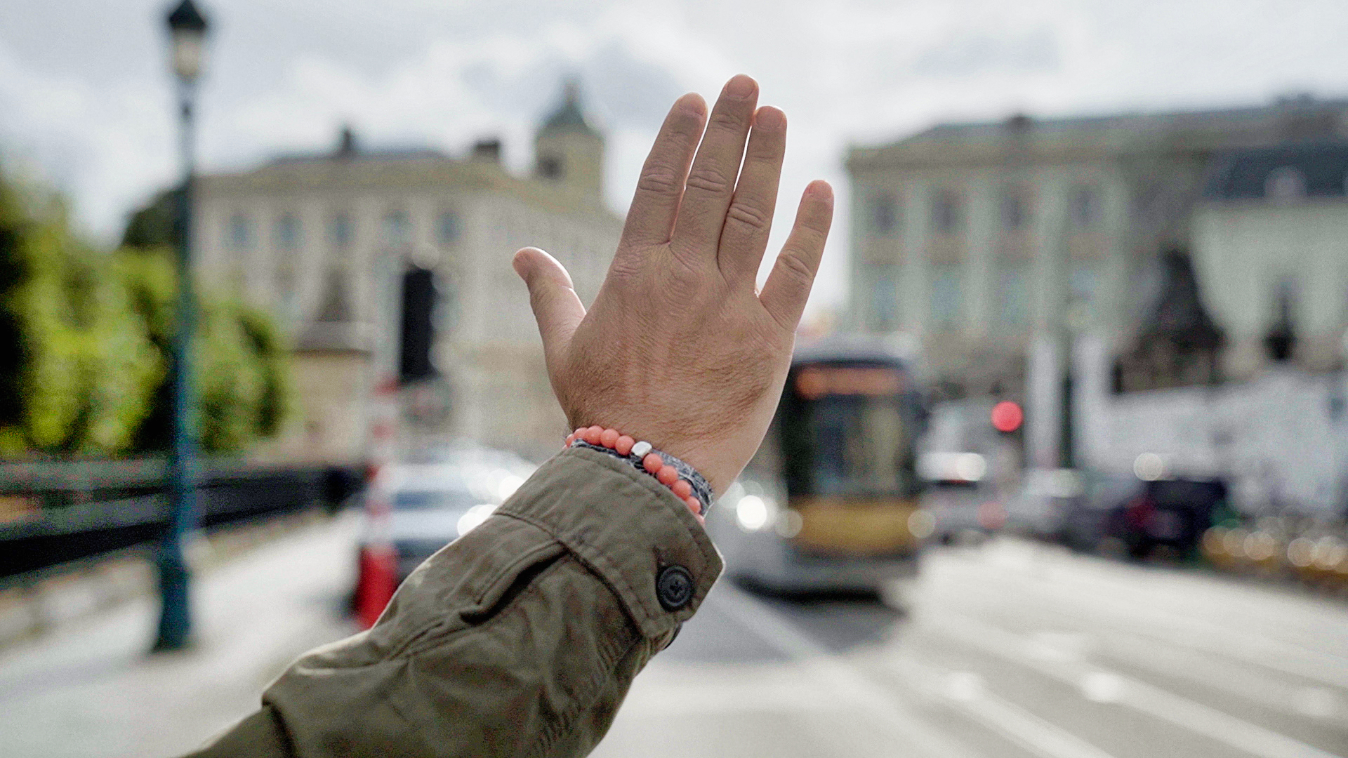 Moet je je hand omhoog steken voor de tram of bus?
