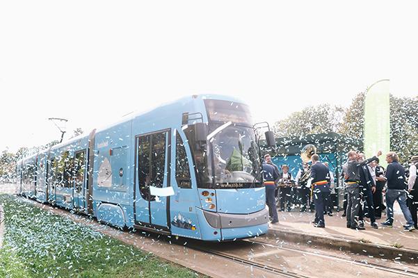 Tram 8 tijdens de inauguratie van de lijn in 2018