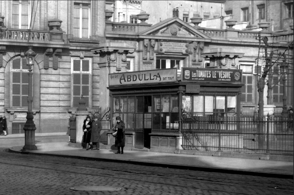 Aubette située au coin de la rue Royale et de la rue de la Loi, à l'emplacement actuel de l'entrée de la station de métro STIB Parc.