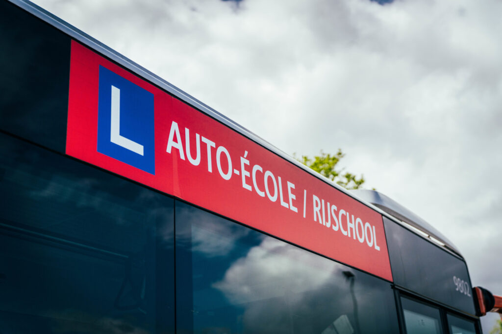 un bus de l'école de conduite de la STIB