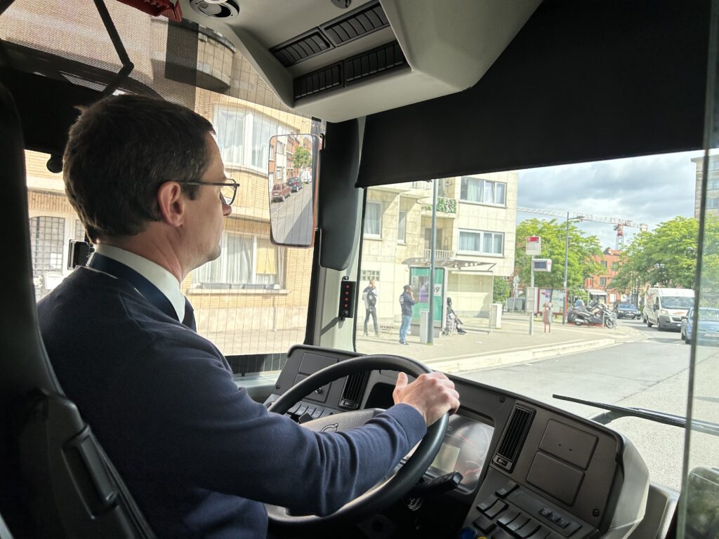 Christopher, responsable formation à la STIB, explique les principes de l'écoconduite au volant.